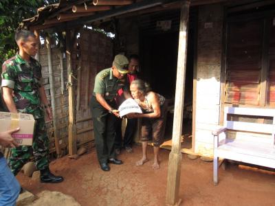 kodim-0736-batang-berikan-sembako-ke-warga-miskin