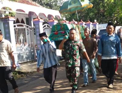 warga-binaan-meninggal-dunia-babinsa-ikut-pikul-keranda