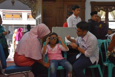 ratusan-pelajar-ikuti-pemeriksaan-mata-gratis