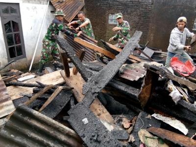 koramil-bersama-warga-bantu-bersihkan-puing-pasca-kebakaran