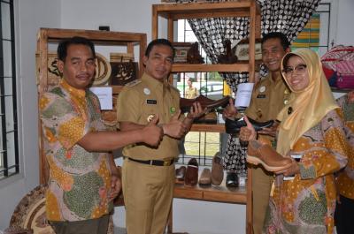 bupati-batang-launching-showroom-dekranasda-batang