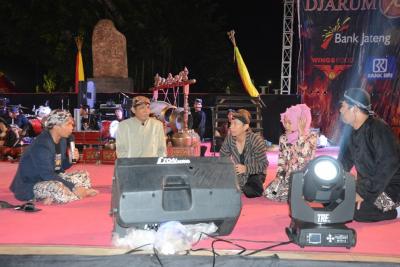 bupati-wihaji-ikut-beradu-peran-dalam-seni-babalu-pada-malam-penutupan-baf