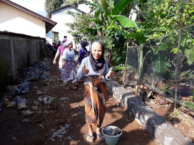 nenek-ngati-berikan-dua-jempol-untuk-kodim-0736-batang