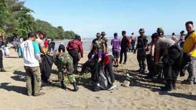 dukung-heaven-of-asia-ribuan-orang-bersih-pantai