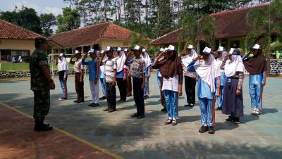 babinsa-bekali-pelajar-smp-kemampuan-pbb