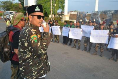 kecam-aksi-teror-bom-di-surabaya-puluhan-orang-gelar-aksi-solidaritas-di-depan-alun-alun-batang