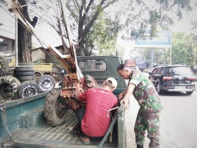 cegah-kerusakan-alsintan-babinsa-koramil-10-batang-lakukan-perawatan