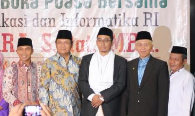hadir-buka-puasa-di-tazakka-menkominfo-minta-pesantren-ikut-memproduksi-konten-positif