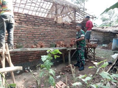 babinsa-koramil-warungasem-bantu-warga-bangun-rumah-tidak-layak-huni