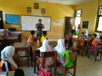 babinsa-koramil-warungasem-memberi-wawasan-kebangsaan-di-sekolah-dasar