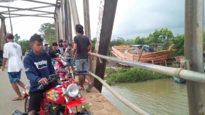 jelang-berbuka-puasa-puluhan-warga-ngabuburit-di-jembatan-seturi-batang