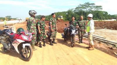 antisipasi-arus-mudik-koramil-warungasem-patroli-di-ruas-jalan-tol