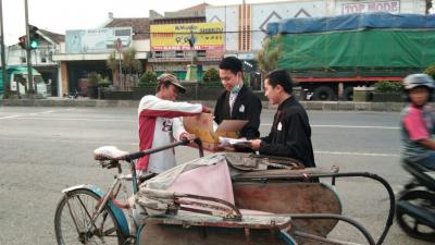 tingkatkan-kepedulian-sosial-mahasiswa-uniss-bagikan-ratusan-paket-takjil