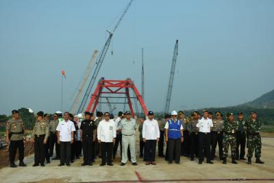 polda-jateng-gelar-apel-ketupat-candi-di-jembatan-tol-kalikuto-batang