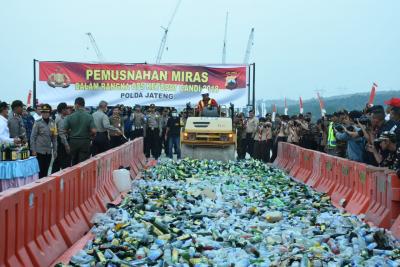 puluhan-ribu-miras-dimusnahkan-usai-apel-gelar-ops-ketupat-candi-2018