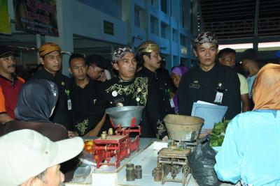 jelang-hari-raya-bupati-batang-lakukan-sidak-pasar