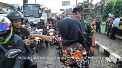 bagikan-takjil-buka-puasa-ke-pengendara