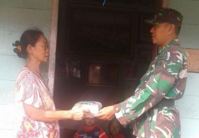 anggota-koramil-warungasem-bagikan-zakat-fitrah-kepada-warga-binaannya