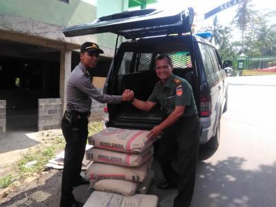 polsek-limpung-berikan-bantuan-semen-kepada-koramil-13-banyuputih
