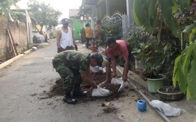 warga-desa-binaan-bersihkan-jalan-protokol