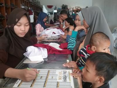 penjualan-seragam-sekolah-naik-300