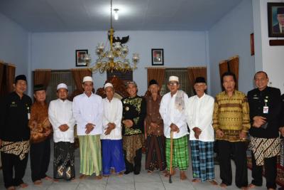 bupati-batang-gagas-ritual-regenerasi-pohon-beringin-alun-alun-batang