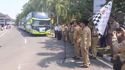 bupati-batang-berangkatkan-calon-haji