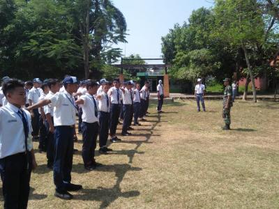 tanamkan-kedisiplinan-babinsa-koramil-10-batang-latih-pbb-kepada-siswa-baru-smk