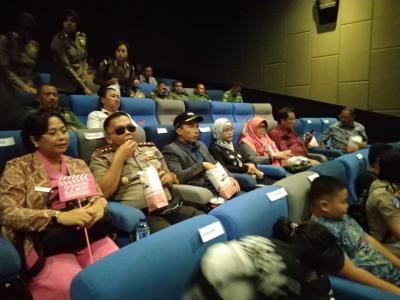 1750-warga-batang-nonton-bareng-film-22-menit