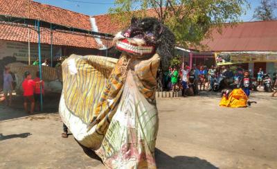 lestarikan-kesenian-warga-gringsing-gelar-tari-barongan