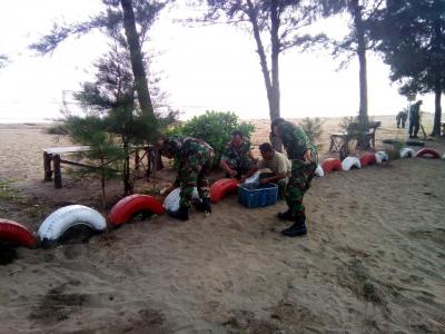 danramil-batang-dan-anggota-motori-aksi-bersih-bersih-bibir-pantai