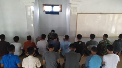 babinsa-jadi-imam-shalat-berjamaah-di-desa-binaan