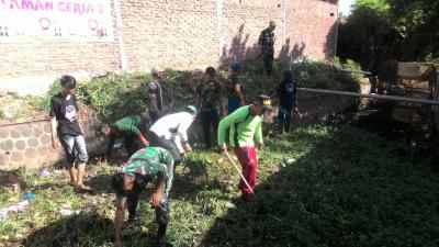 babinsa-koramil-10-batang-ajak-warga-bersihkan-aliran-sungai-di-kelurahan-proyonanggan-utara