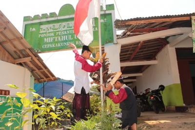 persiapan-santri-pondok-pesantren-miftahul-ulum-batang-dalam-memperingati-hari-kemerdekaan-republik