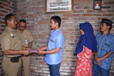 ahli-waris-korban-tenggelam-pantai-sigandu-terima-santunan-asuransi