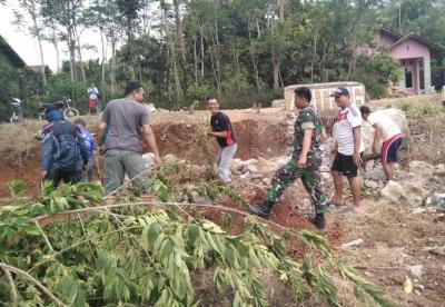 babinsa-bersama-warga-laksanakan-kerja-bakti-pembuatan-sarana-olahraga