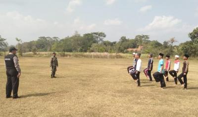 babinsa-dan-babhinkamtibmas-latih-pbb-kepada-santri-ponpes-darul-ulum