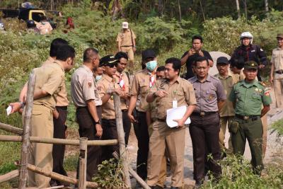 dua-tahun-mangkrak-bupati-batang-cek-pembangunan-kontruksi-jembatan