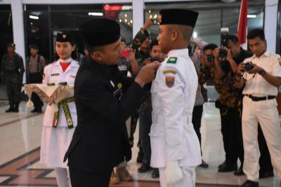 pemkab-batang-berikan-beasiswa-paskibraka-berprestasi-dan-kurang-mampu