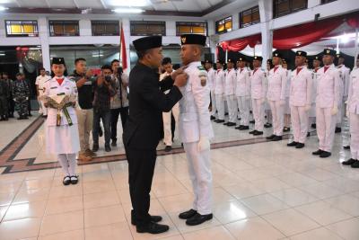 bupati-batang-kukuhkan-anggota-paskibraka-kabupaten-batang-tahun-2018