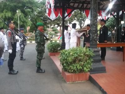 bupati-batang-berikan-beasiswa-pendidikan-kepada-paskibraka-2018