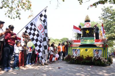 patung-ikonik-sapi-dan-hanoman-subah-ramaikan-pawai-mobil-hias