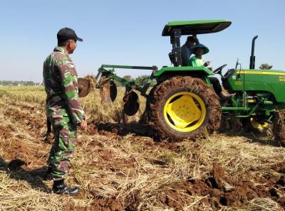 babinsa-dampingi-petani-bajak-sawah-menggunakan-alat-modern