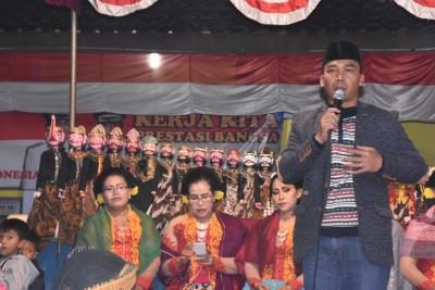 wayang-golek-pesta-kembang-api-dan-pawai-seribu-obor-ramaikan-puncak-hut-ri