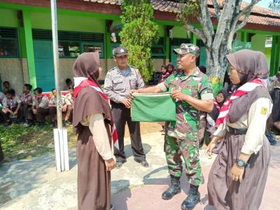 kekompakan-babinsa-dan-bhabinkamtibmas-latih-pbb-pelajar-smp-6