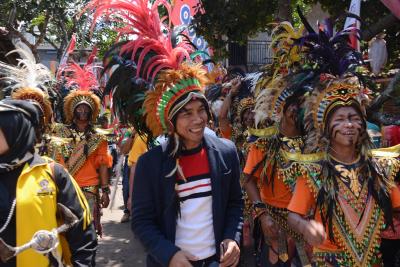 pakai-kostum-dayak-bupati-dan-wakil-bupati-batang-ikut-jadi-peserta-karnaval