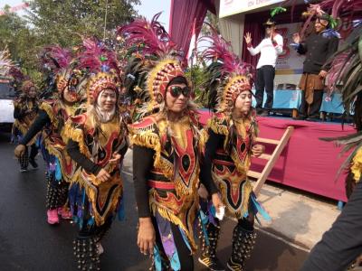suku-indian-ikuti-karnaval-desa-keborangan