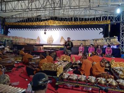 lestarikan-budaya-jawa-melalui-wayangan-dalam-rangka-ceblok-tandur-waringin