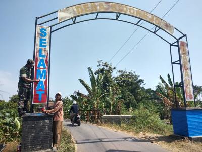 pengecatan-gapuro-di-desa-binaan