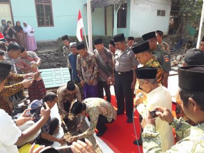 peletakan-batu-pertama-masjid-darussalam-desa-rowosari